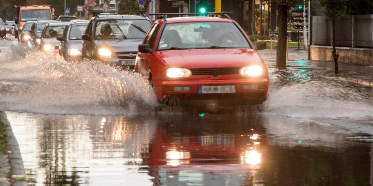 Győrben csak vizet hasítva lehetett autózni