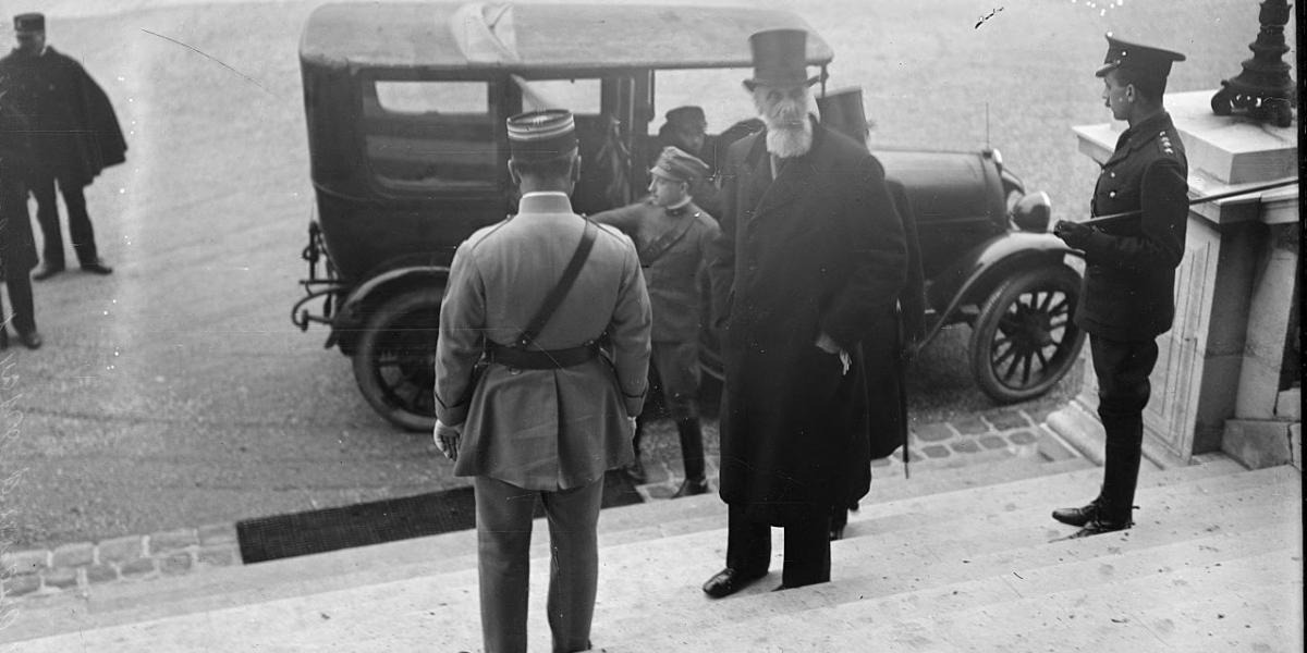 1920. január 15-én Apponyi Albert megérkezik a béketárgyalásra Versailles-ba, és átveszi a békediktátumot a d`Orsay palotába