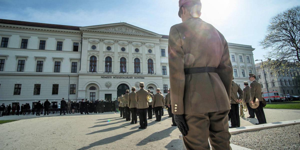 Tisztelgés a Nemzeti Közszolgálati Egyetem épülete előtt. Képünk illusztráció