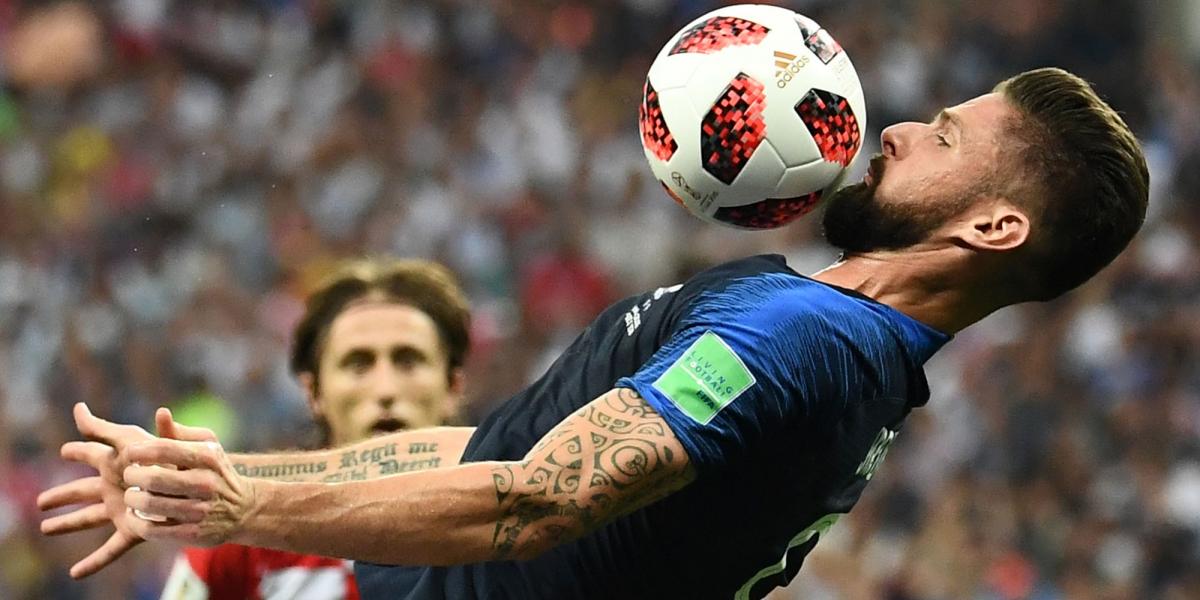 Olivier Giroud bűvöli a labdát