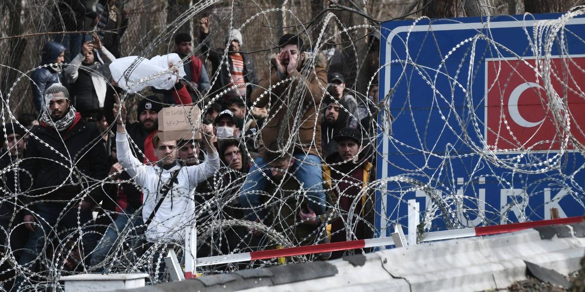 Menekültek a török oldalon a görög határnál