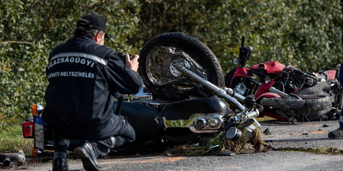 Összeroncsolódott motorkerékpárok mellett helyszínel egy rendőr az 51-es főút 140-es kilométerénél, Dusnok közelében