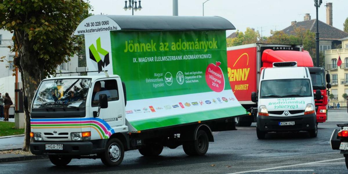 Több mint 50 tonna élelmiszert vitt tegnap a rászorulóknak az Élelmiszerbank Adománykonvoja FOTÓ: VAJDA JÓZSEF