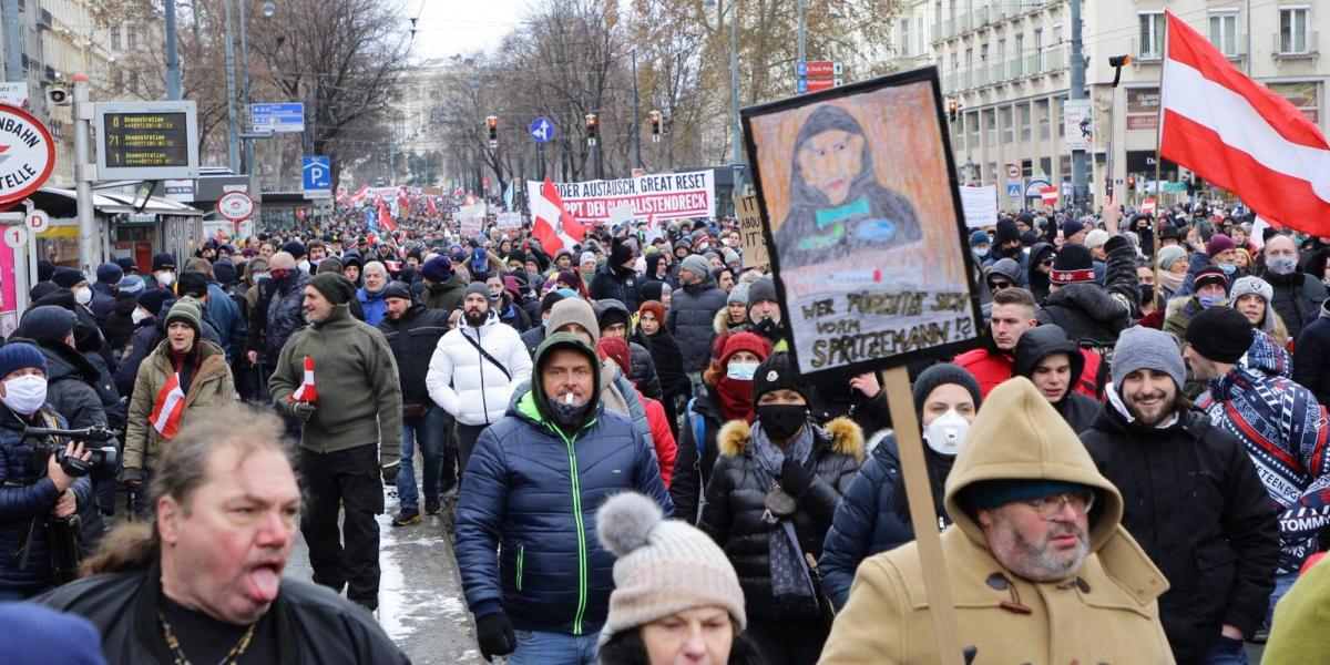 A szigorítások elleni szombati bécsi tüntetésen sokan maszkot sem viseltek