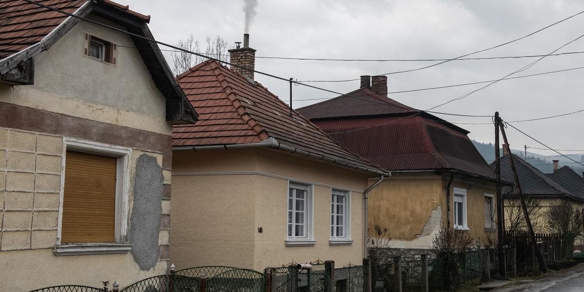 2020. február 10. Borsodbóta faluriport, Borsod- Abaúj- Zemplén megyei település. A képen füstölő kémények, füst és szmog. Fotó: Béres Márton