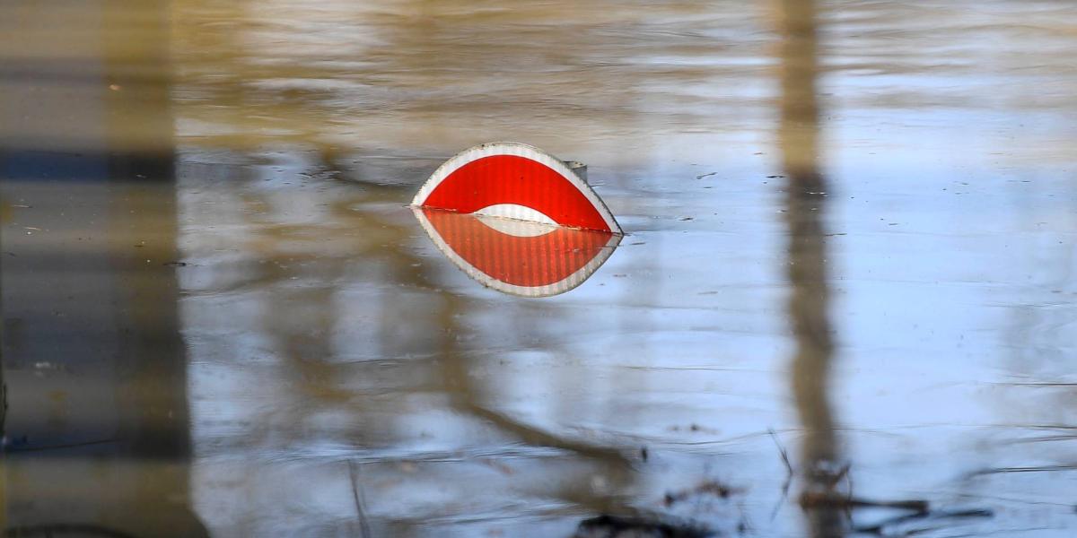 Az áradó Tisza miatt víz alatt lévő közúti jelzőtábla a tiszadobi pontonhídnál