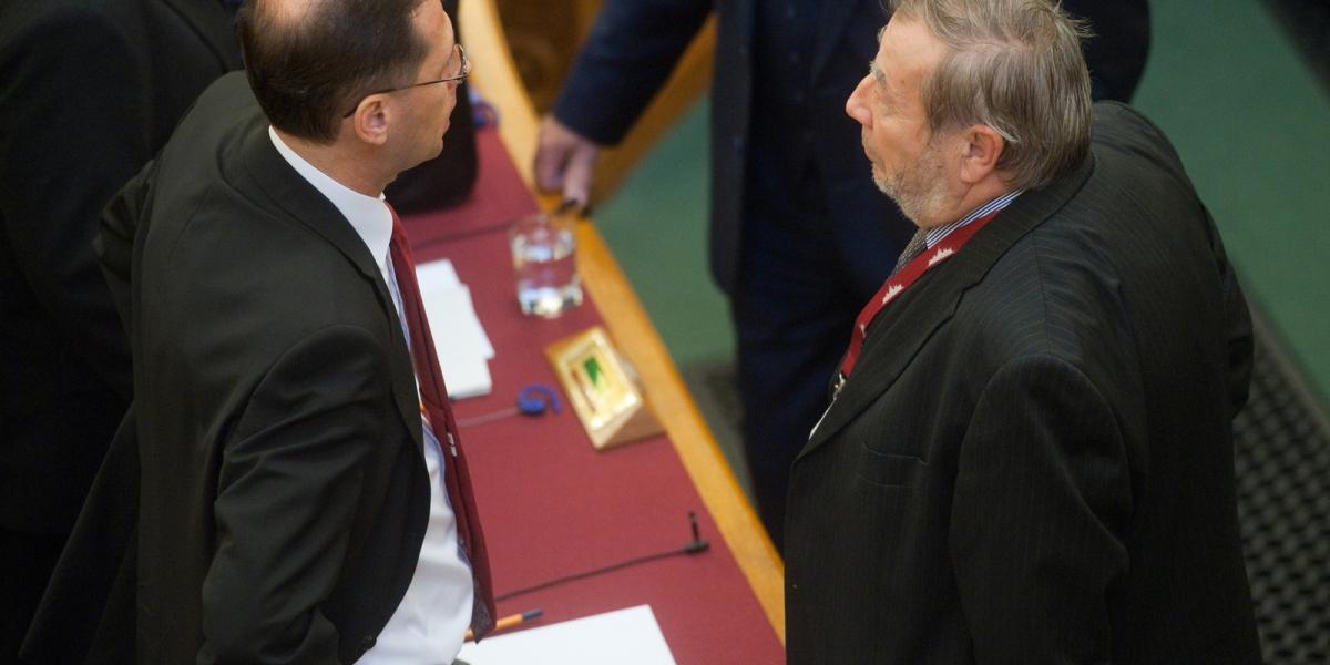 Varga Mihály miniszter pontosított: a költségvetés tervezete csak Kovács Árpádig (jobbra), a KT elnökéig jutott FOTÓ: TÓTH GERGŐ