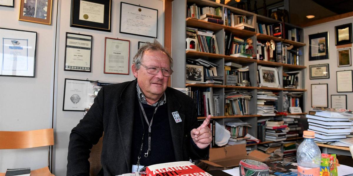 Adam Michnik főszerkesztő a szerkesztőségi dolgozóasztalánál.