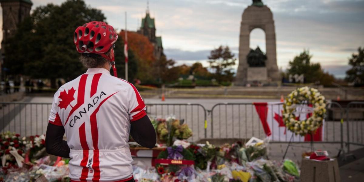 Virágok a merénylet színhelyén, Ottawában FOTÓ: EUROPRESS/GETTY IMAGES/ANDREW BURTON