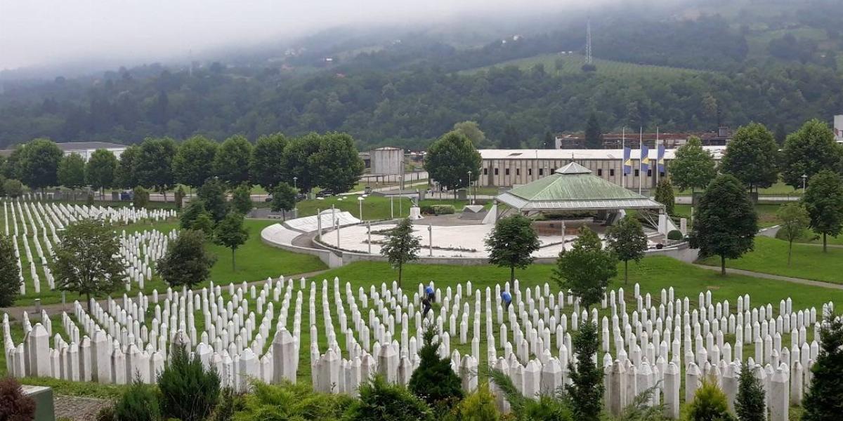 A Srebrenica Emlékközpont részben múzeum, részben temető