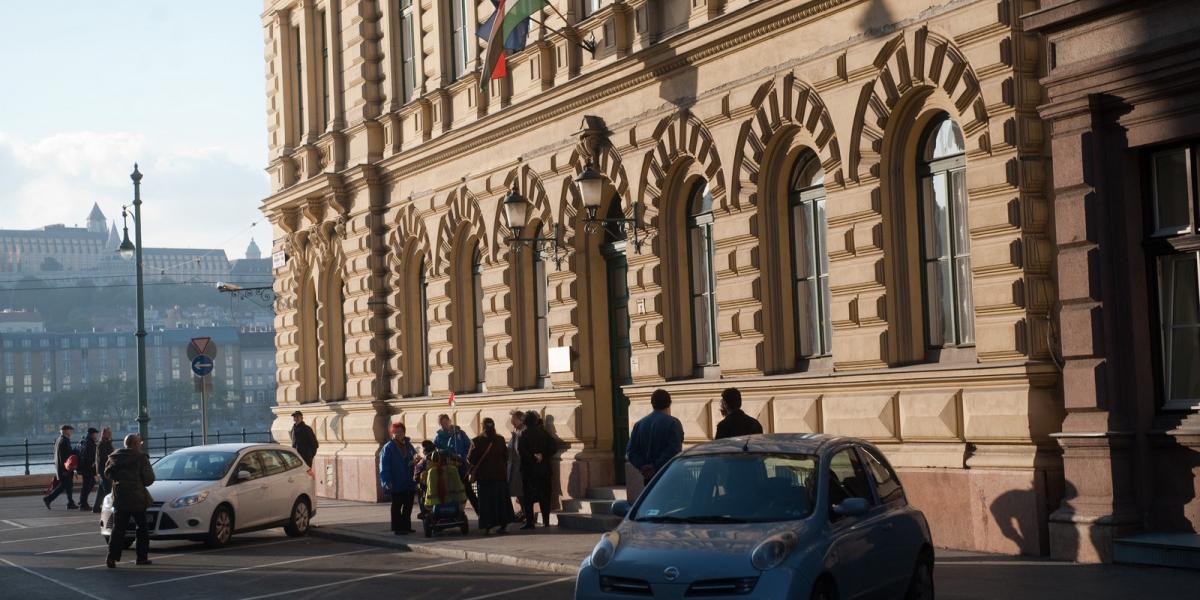 Napközben a NAV székháza előtt már több autó is állt a vezetőknek fenntartott helyeken, reggel viszont még egy sem FOTÓ: TÓTH GE