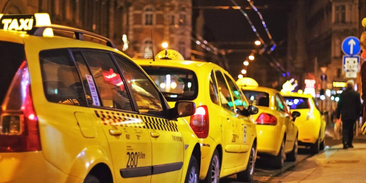 Taxik a fővárosi éjszakában.