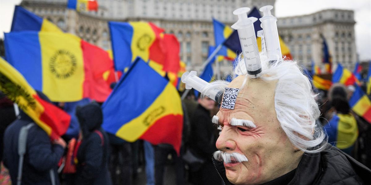 <p>Oltásellenes AUR-tüntetés a bukaresti parlament előtt</p>