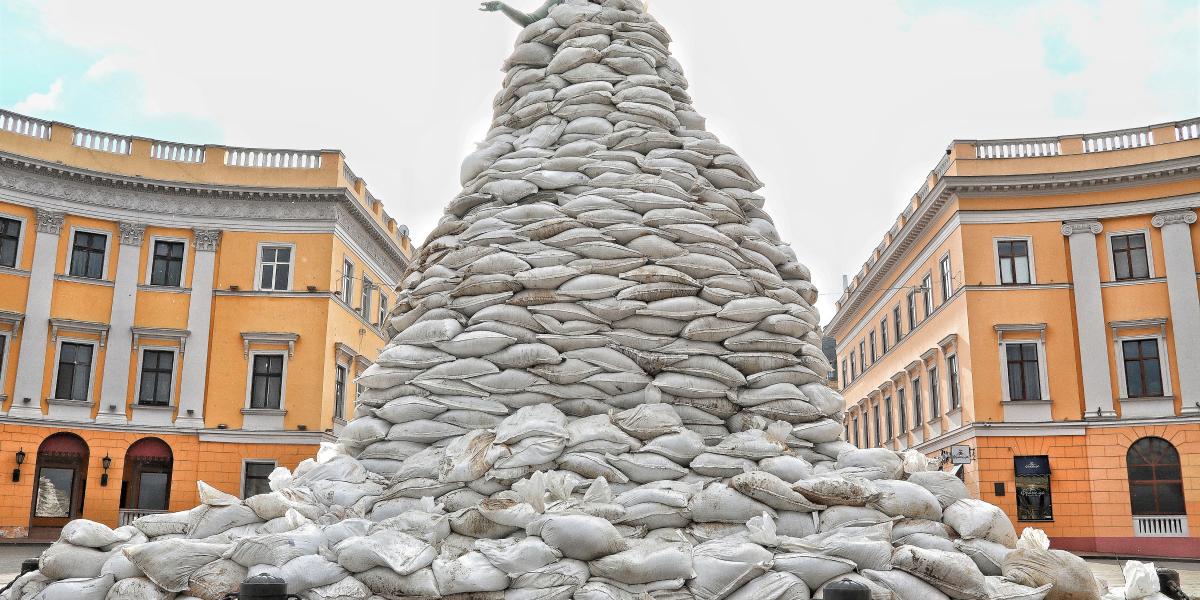 <p>Richelieu herceg emlékművét homokzsákokkal vették körül a Prymorskyi Boulevardon Odesszában</p>