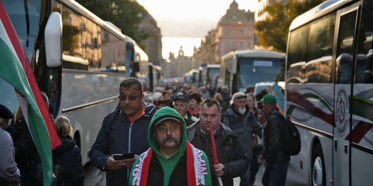 Békemeneteseket szállító buszok még 2021. október 23-án