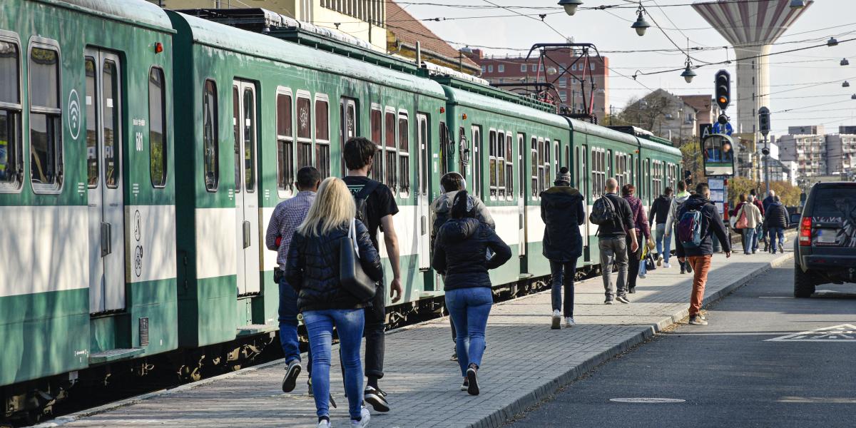 Az egyik ellenzéki induló azt mondja, a Csepelszigetre ki kellene tenni a megtelt
táblát. A csepeli HÉV-et meghosszabbítaná Tökölig, ami az ingázó forgalom 30 százalékát levezetné