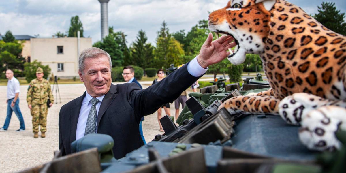 Benkő Tibor, Honvédelmi Miniszter megtekinti a frissen beszerzett Leopard 2A4HU típusú harckocsikat