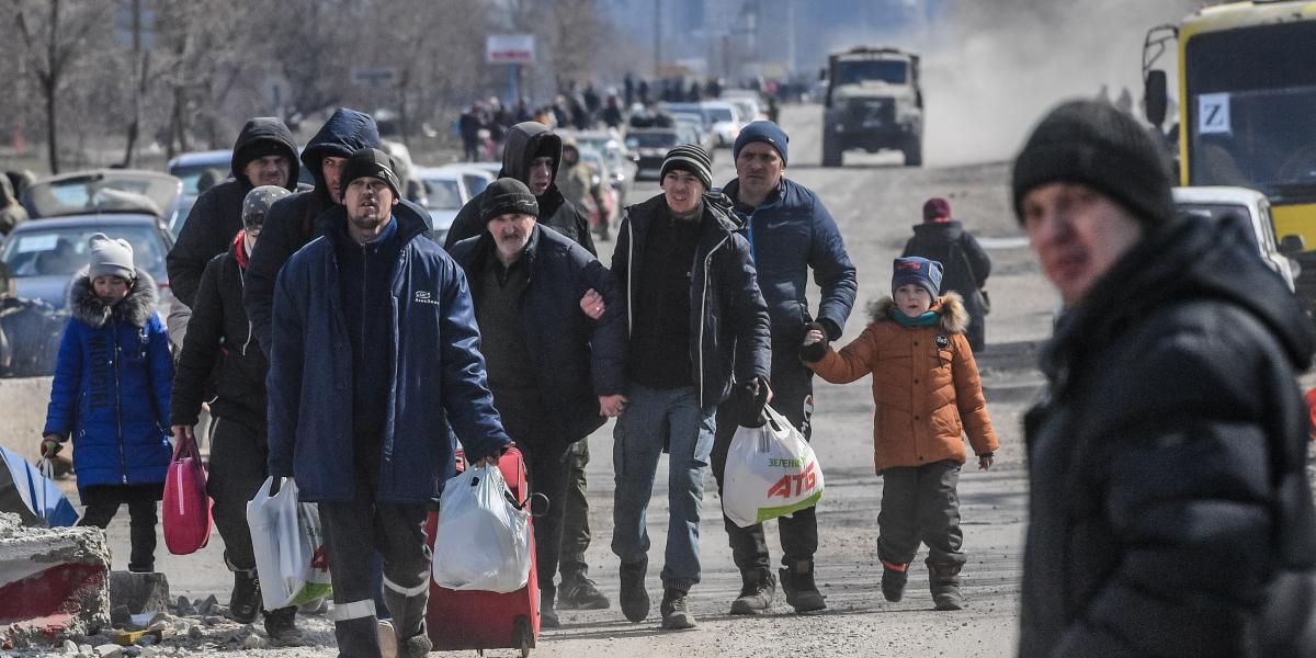 Lakosok hagyják el Mariupol városát a "Donyecki Népköztársaságban".