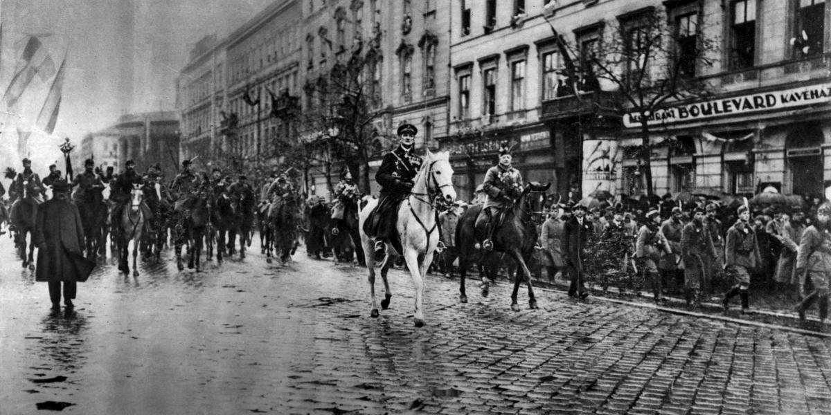 1919. november 16.
Horthy Miklós fővezér fehér lovon, a "nemzeti hadsereg" élén bevonul Budapestre.