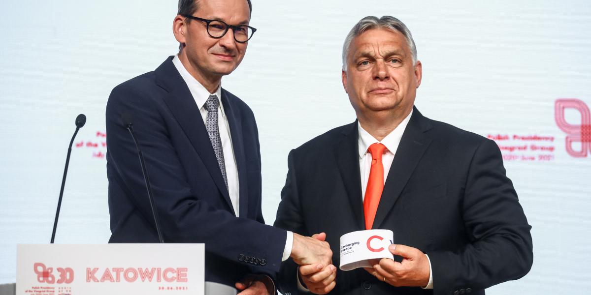 Mateusz Morawiecki lengyel miniszterelnök Orbán Viktorral. Morognak