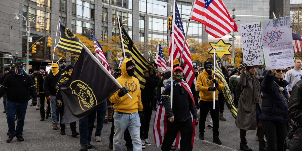 A Proud Boys tagjai tavaly novemberben a Covid-oltások ellen tiltakoztak