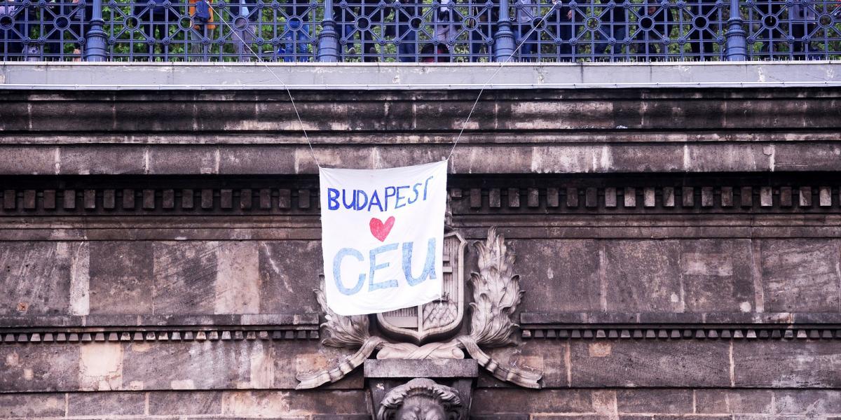 Több képviselő élesen bírálta a CEU elüldözését Budapestről