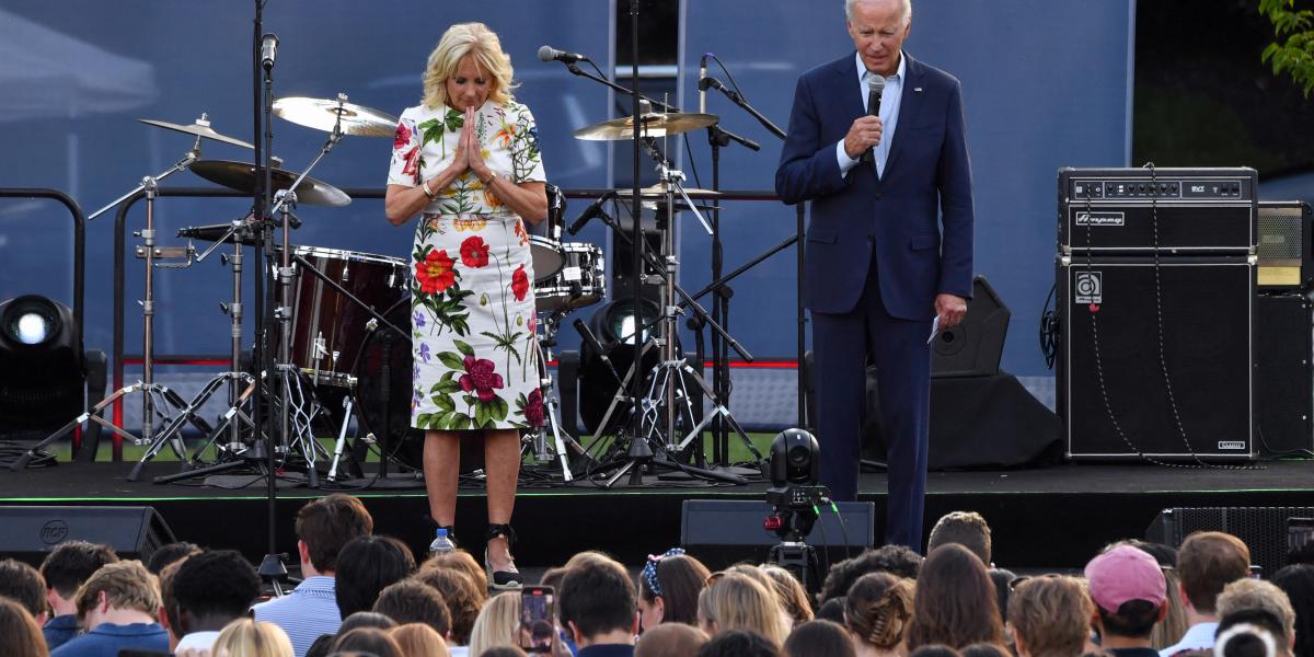 Jill Biden és Joe Biden; az elnöki házaspár a Fehér Háznál emlékezett az áldozatokra