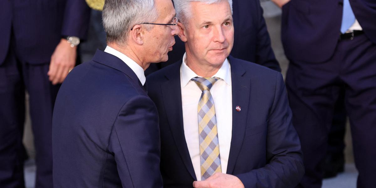 Artis Pabriks lett védelmi miniszter (jobbra) még júniusban egyeztetett terveikről Jens Stoltenberg NATO-főtitkárral