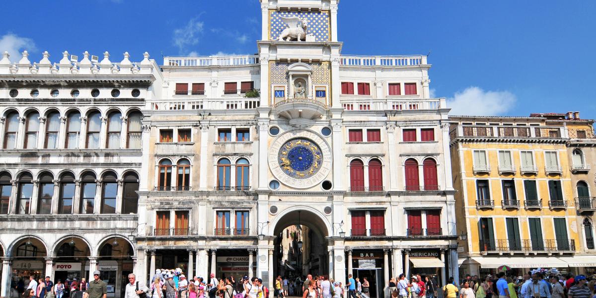 Torre dell`Orologio a helyzete miatt tökéletes hely arra, hogy speciális érzékelőket helyezzenek el az építőanyagok károsodásáért felelős szennyező anyagok kimutatására