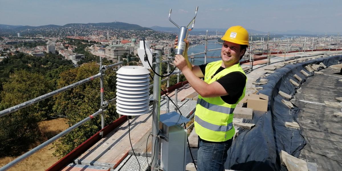 Egy meteorológiai mobilállomás Budapest felett, amely augusztus 20-án is működött