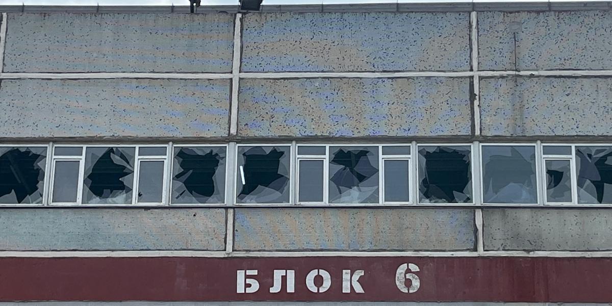 A Zaporizzsja Atomerőmű 6. számú reaktorának főépületén jól látszanak a fegyveres támadások nyomai