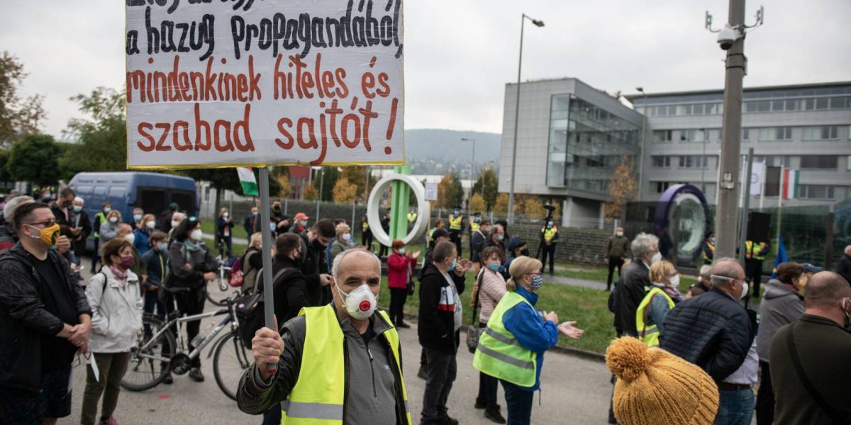 Egy 2020-as tüntetés a független közmédiáért az MTVA Kunigunda úti épülete előtt