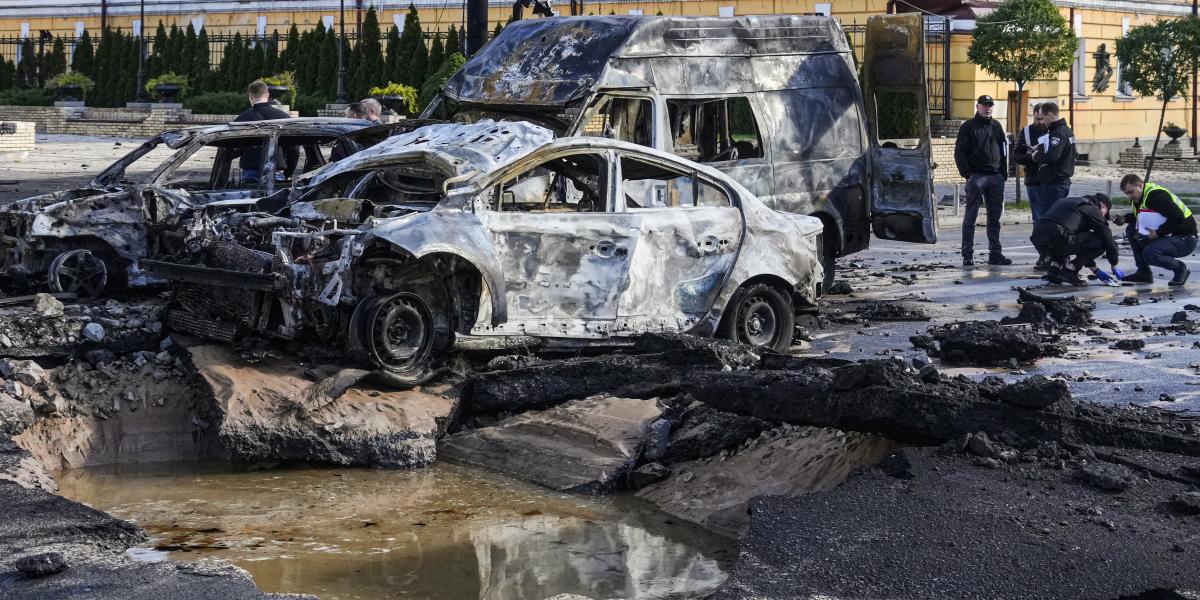 Kiégett autóroncsok Kijevben 2022. október 10-én, miután robbanások történtek az ukrán fővárosban.