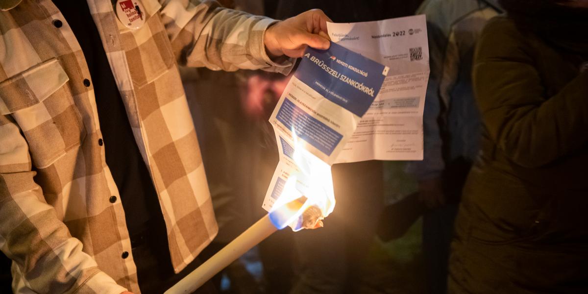 Kérdőívégetés a pénteki ellenzéki tüntetésen, az MTVA-székház november 4-i blokádja alatt