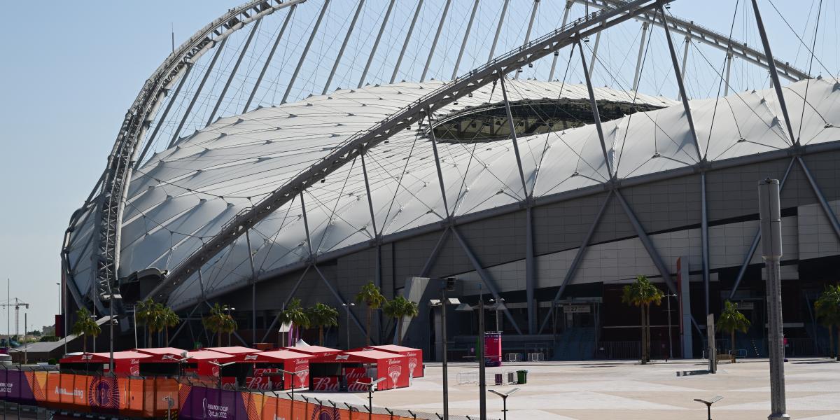 Korábban felállított sörösbódék a dolhai Kalifa Stadion mellett