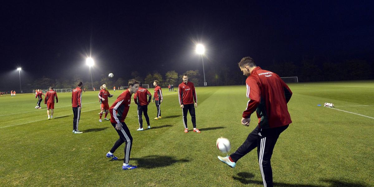 Gera Zoltán (j3), Tőzsér Dániel (j2) és Szalai Ádám (j) a Finnország elleni Európa-bajnoki selejtezőmérkőzésre készülő magyar la