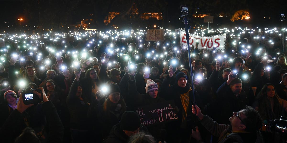 Diákok tüntetnek kirúgott tanáraikért a Belügyminisztérium előtt 2022. november 30-án szerdán