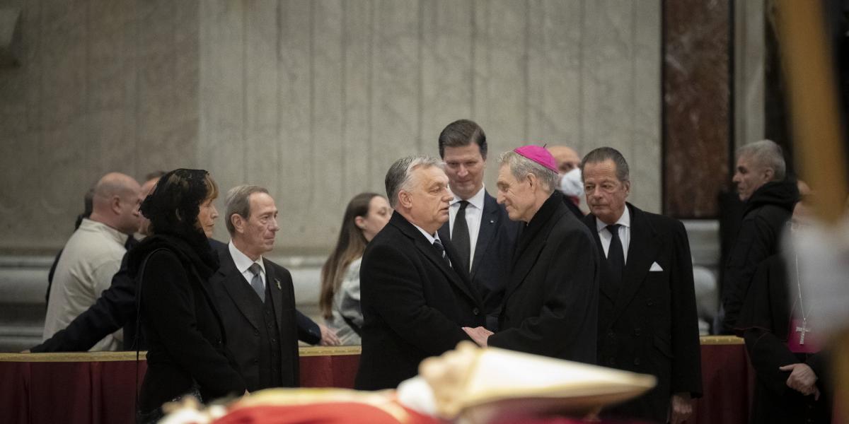 A Miniszterelnöki Sajtóiroda által közreadott képen Orbán Viktor miniszterelnök (k) és felesége, Lévai Anikó (b) lerója kegyeletét a december 31-én elhunyt XVI. Benedek nyugalmazott pápa ravatalánál Rómában, a Szent Péter-bazilikában 2023. január 3-án. Jo