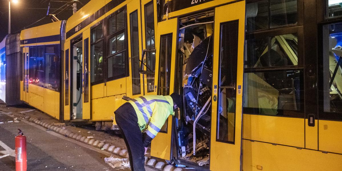 Karácsony előtt a Petőfi hídnál volt súlyos ráfutásos baleset. A „saját hibás” káreseményekre a BKV biztosítása nem terjed ki