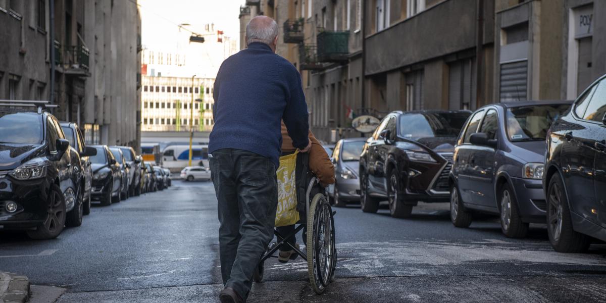 Van, aki meg tudja fizetni egy ápoló szolgálatait, a többségnek azonban más utat kell választania