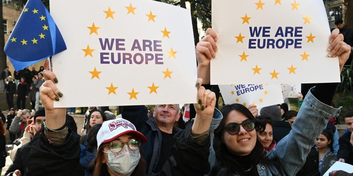 A grúziai tüntetők büszkén hirdetik, hogy ők is Európához tartoznak