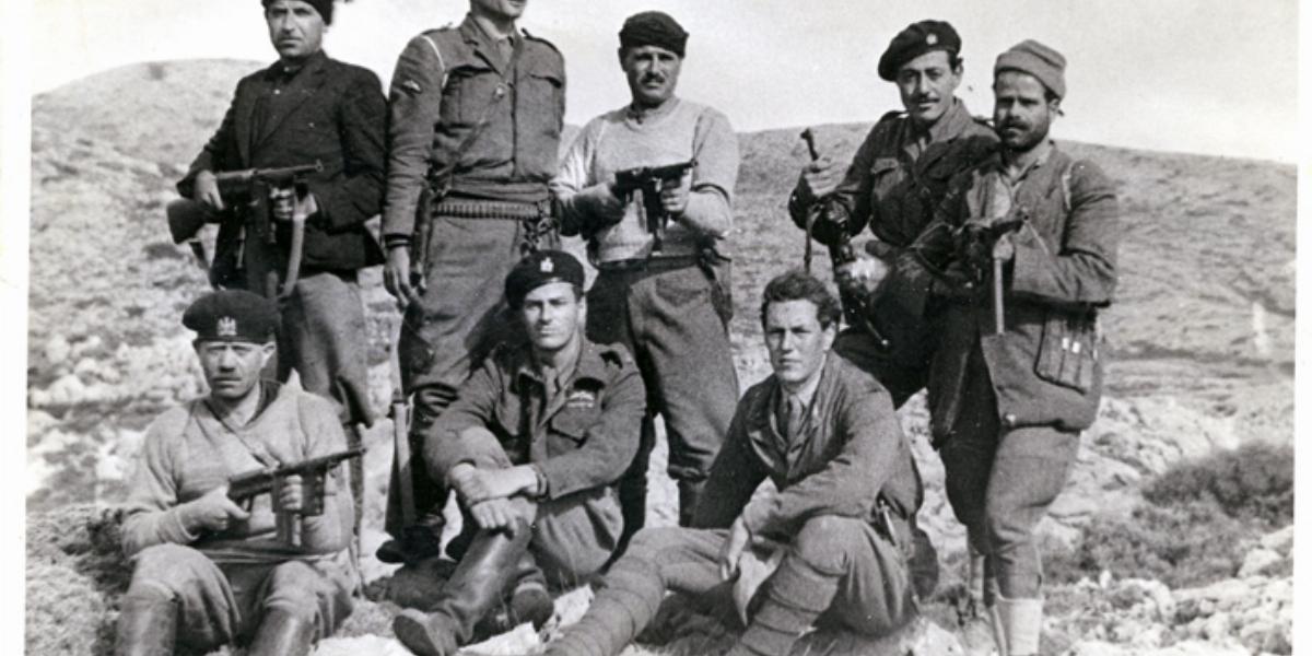 Leigh Fermor hadnagy középen ül, görög partizánok között