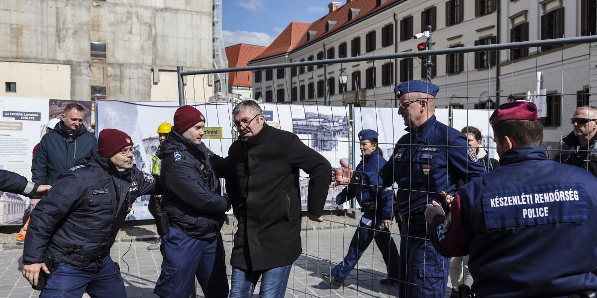 Végül földre vitték a rend­őrök Hadházy Ákost, aki az arcán megsérült