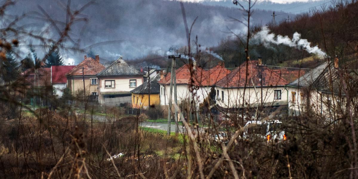 Dolgoznak a kémények a borsodi Lyukóvölgyben