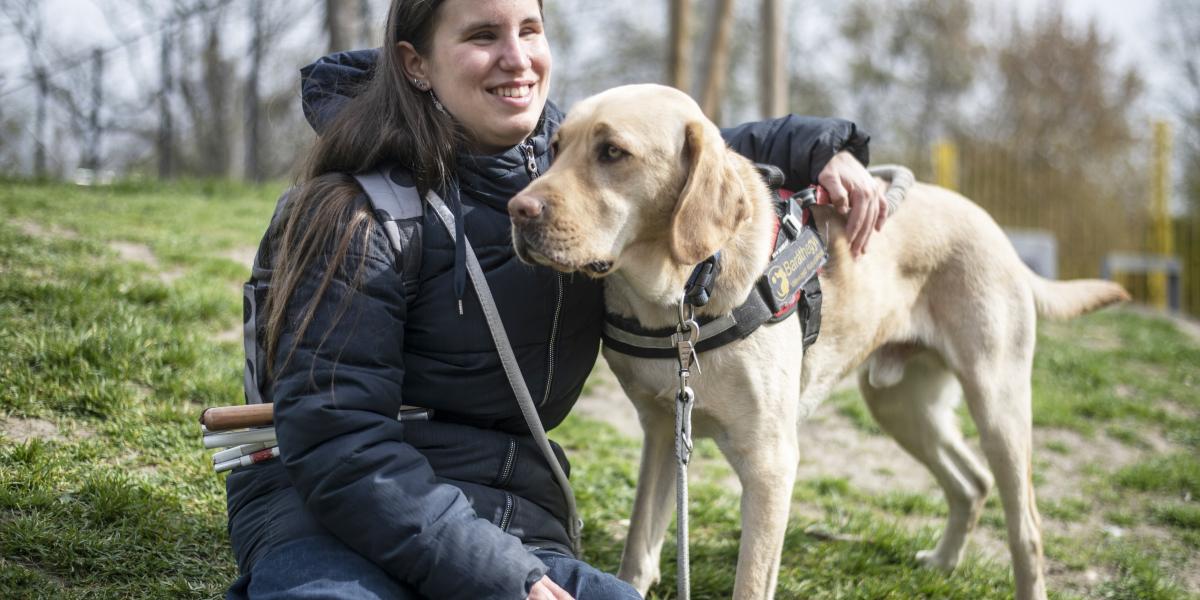 Annamari mindennapi életét egy jól képzett vakvezető kutya, Szikra segíti. ,,Kutyusaim nagyon sokat adtak ahhoz, hogy meg tudtam békélni magammal”