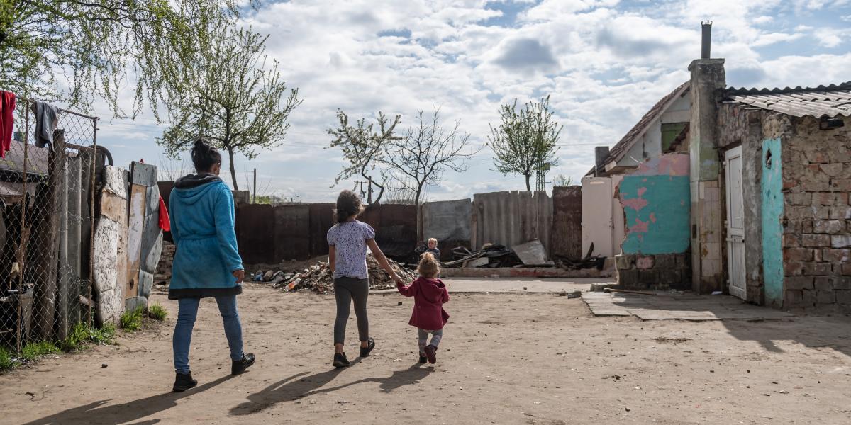 Magyarországon 5500 nevelőszülő dolgozik, akik közül most sokan rettegve olvassák a híreket, és szemlesütve járnak az utcán