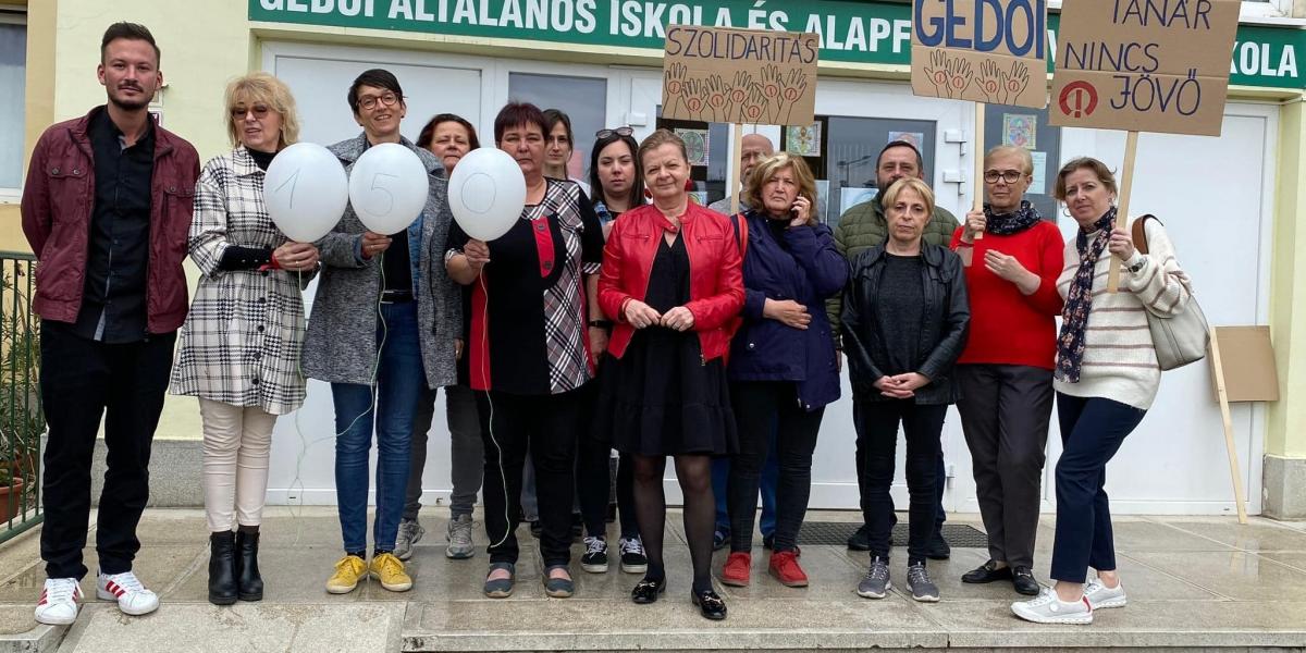 Sztrájkolók a Gedói Általános Iskola és Alapfokú Művészeti Iskola előtt. 