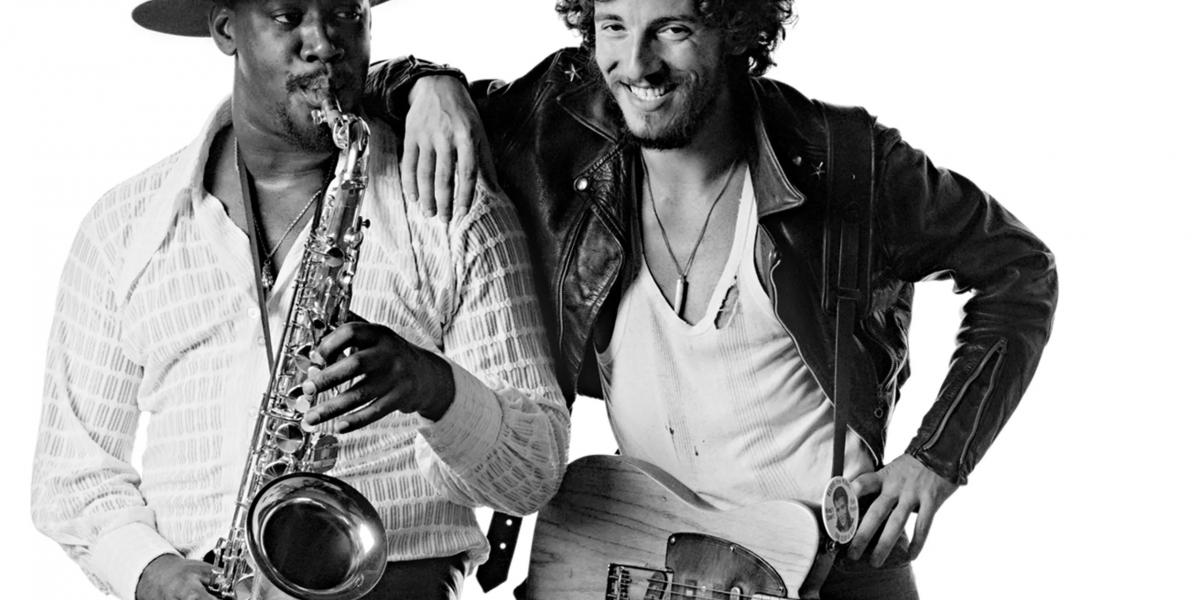 Bruce Springs­teen Clarence Clemons szaxofonossal, akinek a vállára támaszkodik a Born to Run című album emblematikus borítóján is