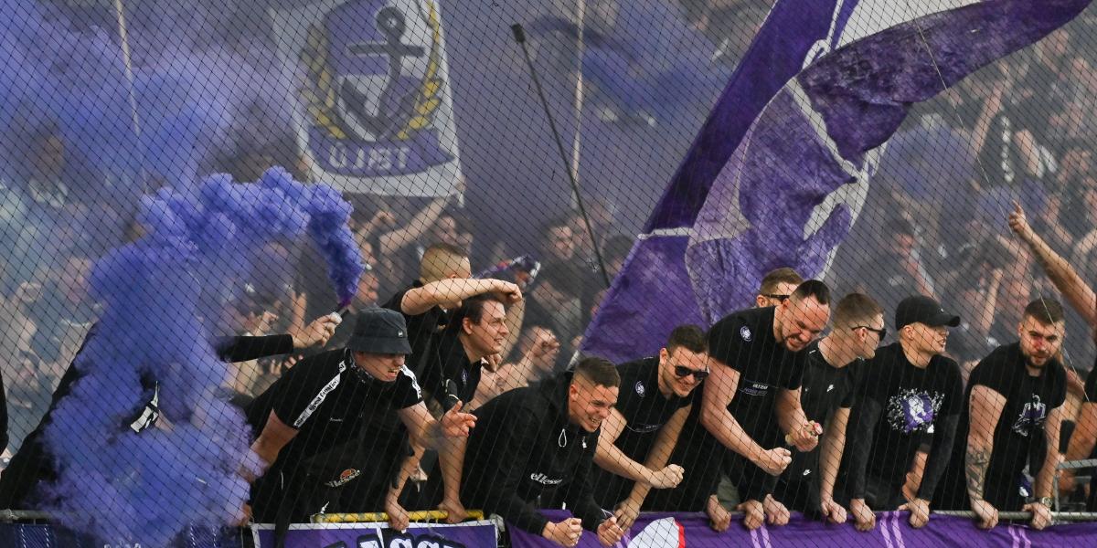 Újpesti szurkolók a labdarúgó OTP Bank Liga 29. fordulójában játszott Újpest FC - Ferencvárosi TC mérkõzésen a Szusza Ferenc Stadionban 2023. május 1-jén.