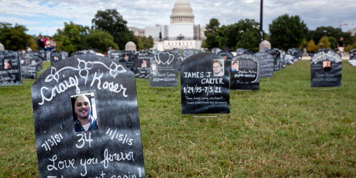 Rögtönzött emlékmű az opiát-túladagolás áldozatainak a washingtoni Cappitoliumon 2022 . szeptember 24-én